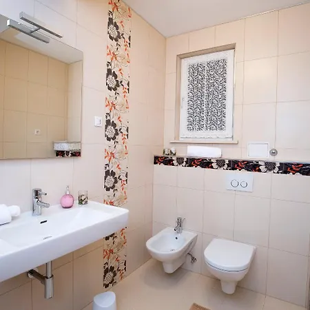 Darko - Spacious Apartment Split
